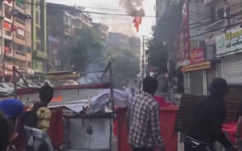 Người biểu tình dựng chiến lũy đối đầu nảy lửa với cảnh sát chính quyền quân sự Myanmar